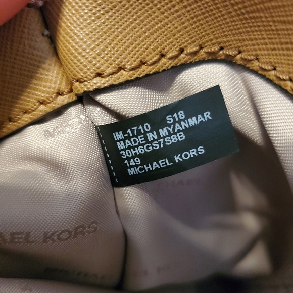 Michael Kors Signature Savannah Large Satchel - Picture 7 of 12